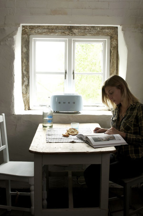 deVOL-kitchens-Cotes Mill-Smeg-retro-bright colours-small-appliances-toaster-windowsill-Shaker-reading