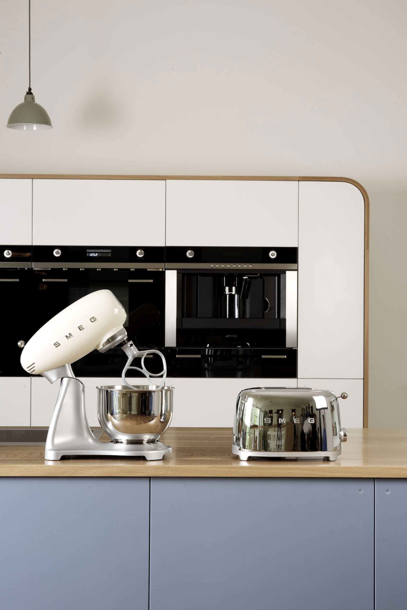 deVOL-kitchens-Cotes Mill-Air-Smeg-accessories-retro-bright colours-small-appliances-toaster-mixer-hanging light-cookers