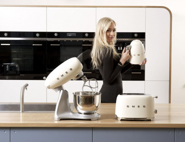 deVOL-kitchens-Cotes Mill-Air-Smeg-small-appliances-toaster-kettle-mixer-cooker-cream