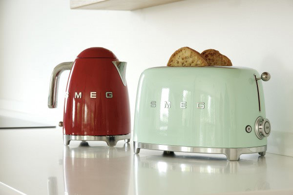 deVOL-kitchens-Cotes Mill-Air-Smeg-retro-bright colours-small-appliances-toaster-kettle