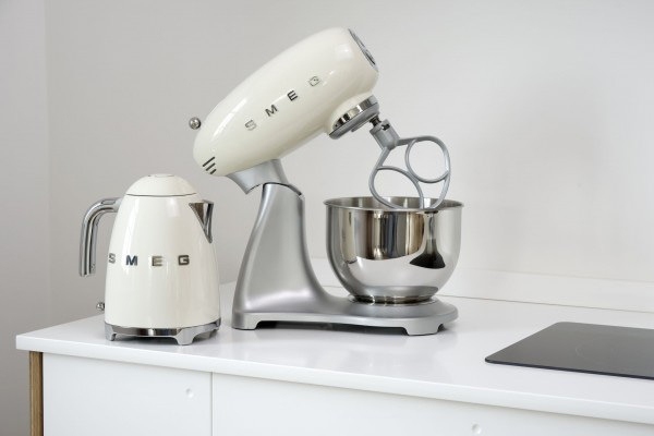 deVOL-kitchens-Cotes Mill-Air-Smeg-retro-small-appliances-kettle-mixer-chrome