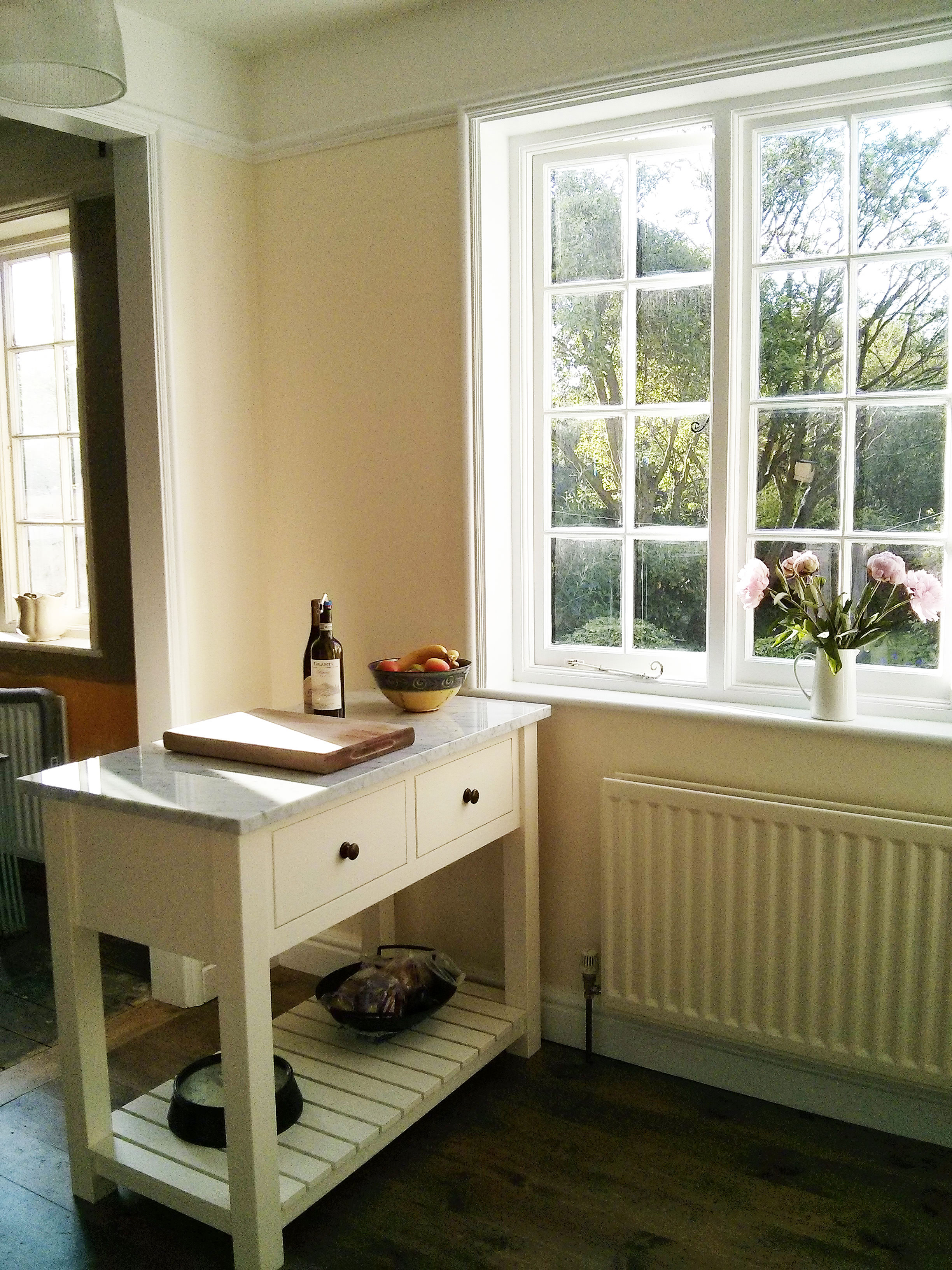 deVOL-kitchens-Cotes Mill-Hitchin-Shaker-simple-stylish-freestanding-wooden-white-Linen-marble-butcher's block-hanging light 3