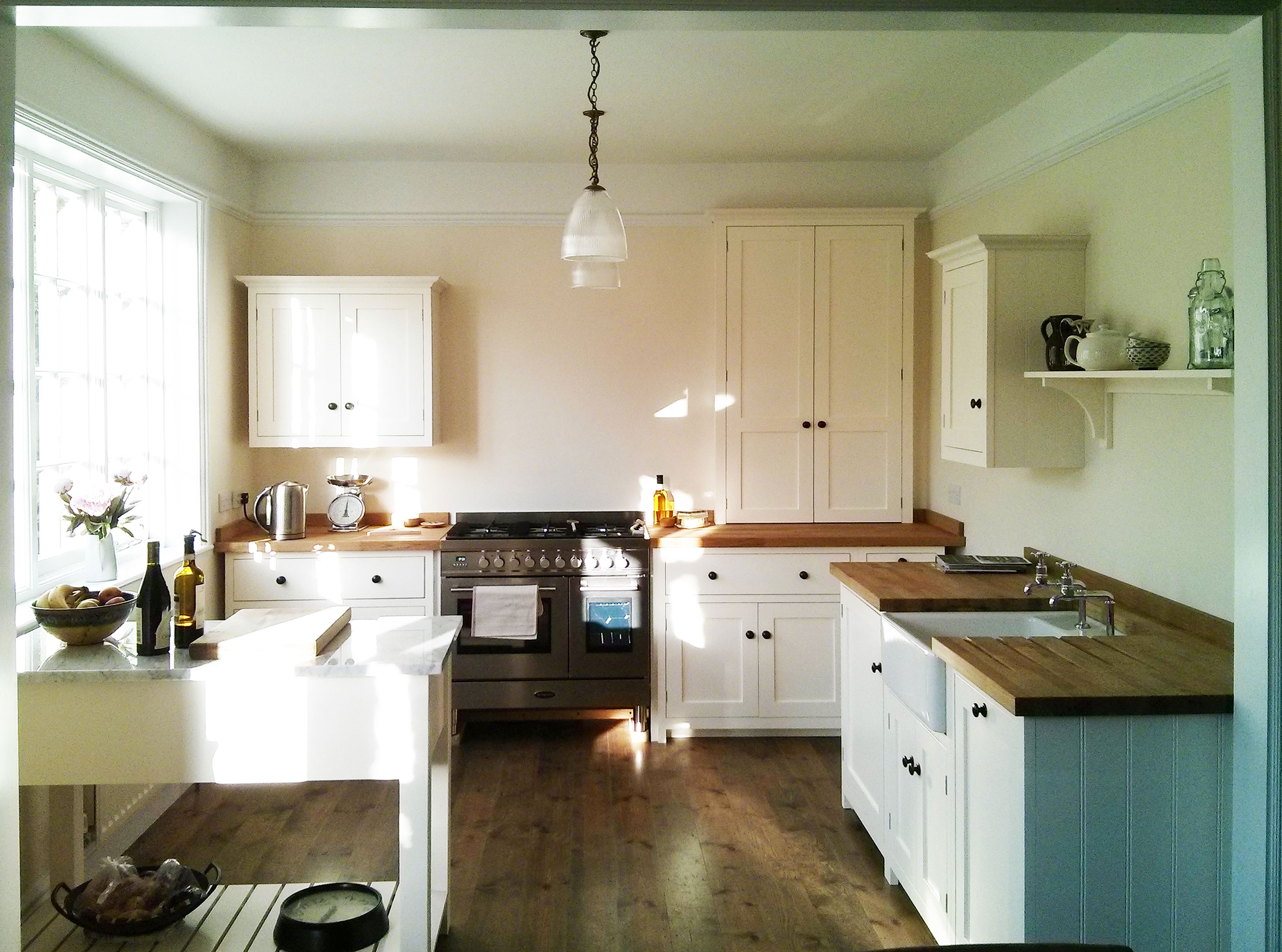 deVOL-kitchens-Cotes Mill-Hitchin-Shaker-simple-stylish-freestanding-wooden-white-Linen-marble-butcher's block-hanging light