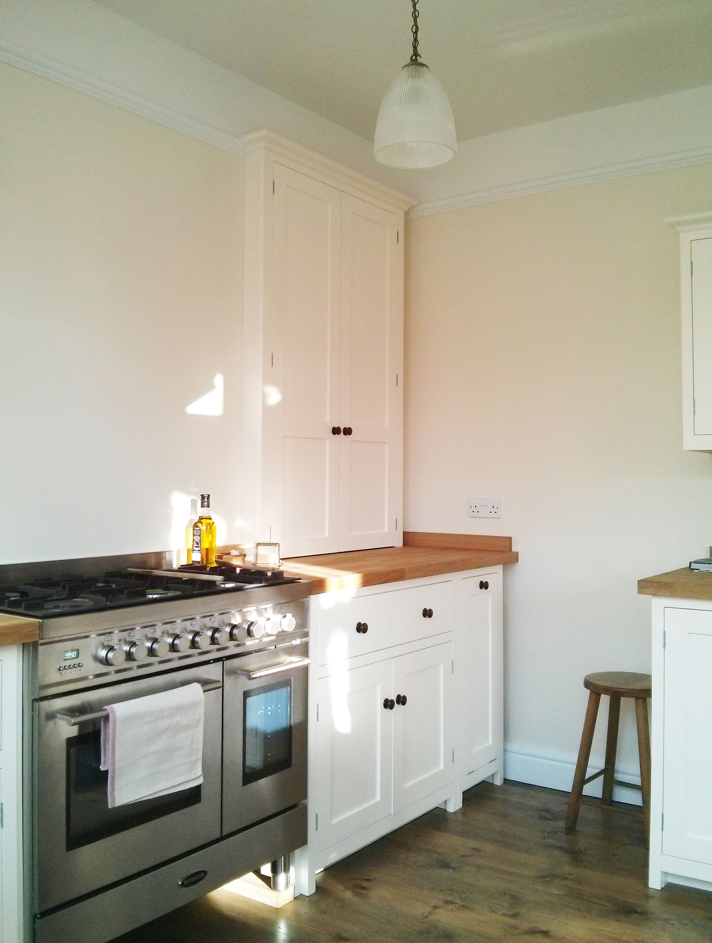 deVOL-kitchens-Cotes Mill-Hitchin-Shaker-simple-stylish-freestanding-wooden-white-Linen-marble-butcher's block-hanging light 2