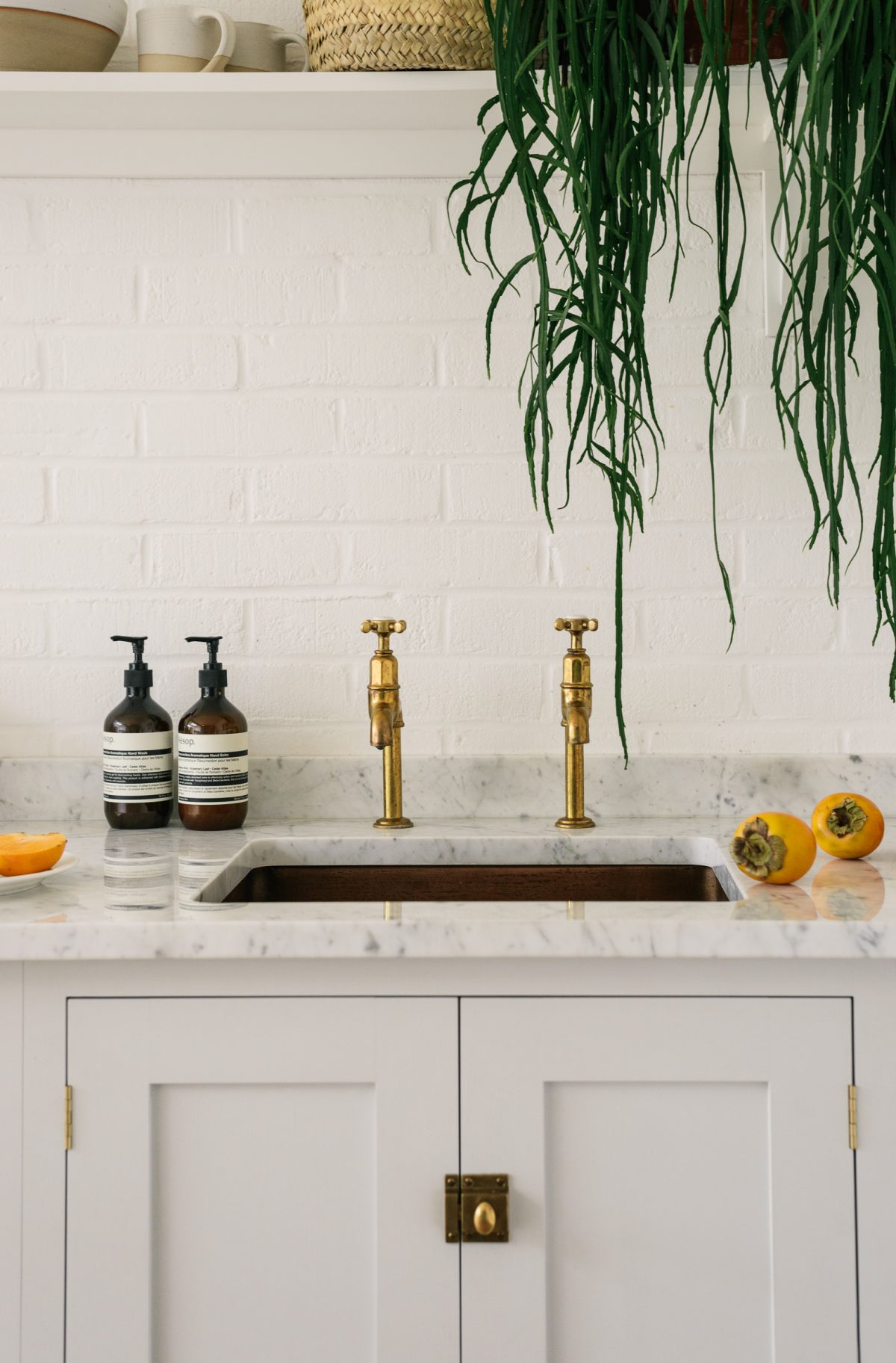 The Strawberry Hill Kitchen features a polished Carrara marble worktop, notice the lovely reflections on this surface. 