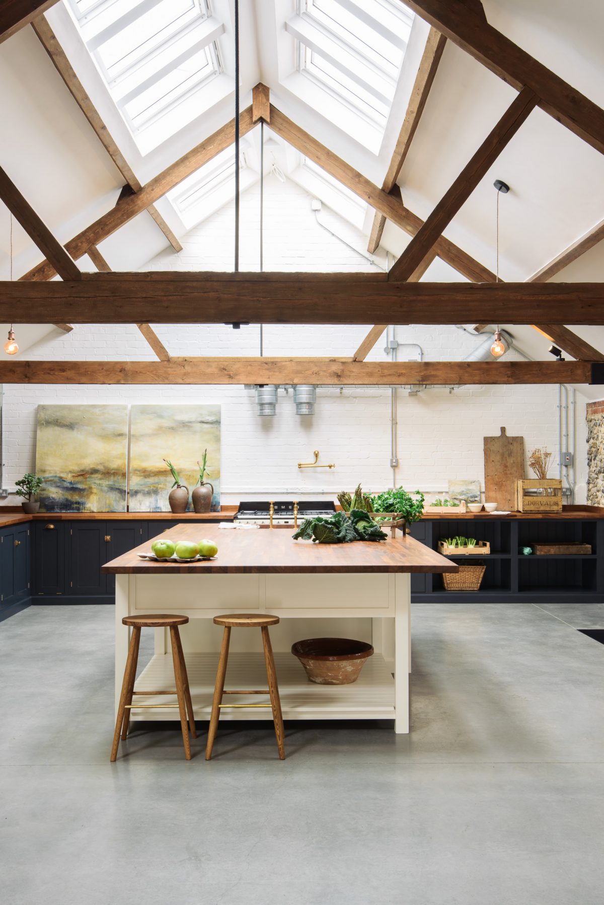 The perfect mix of Pantry Blue and Linen painted Shaker cupboards. 