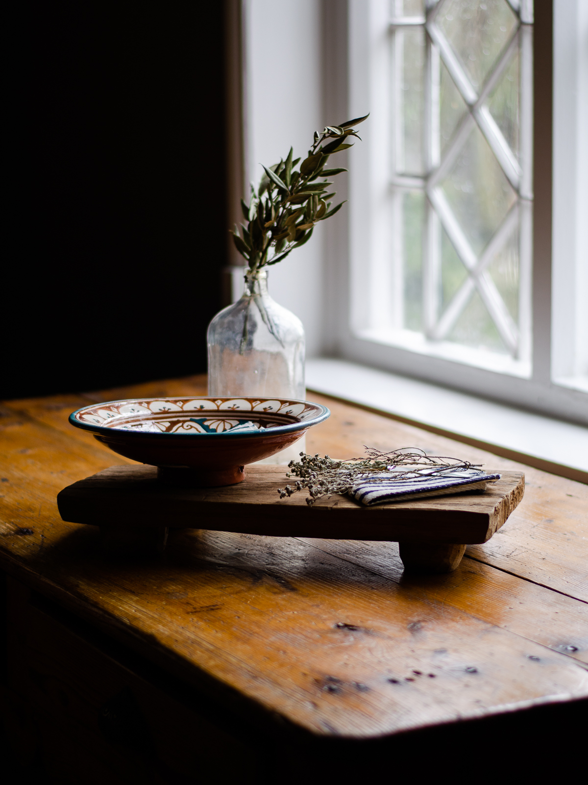 An assortment of kitchen accessories.