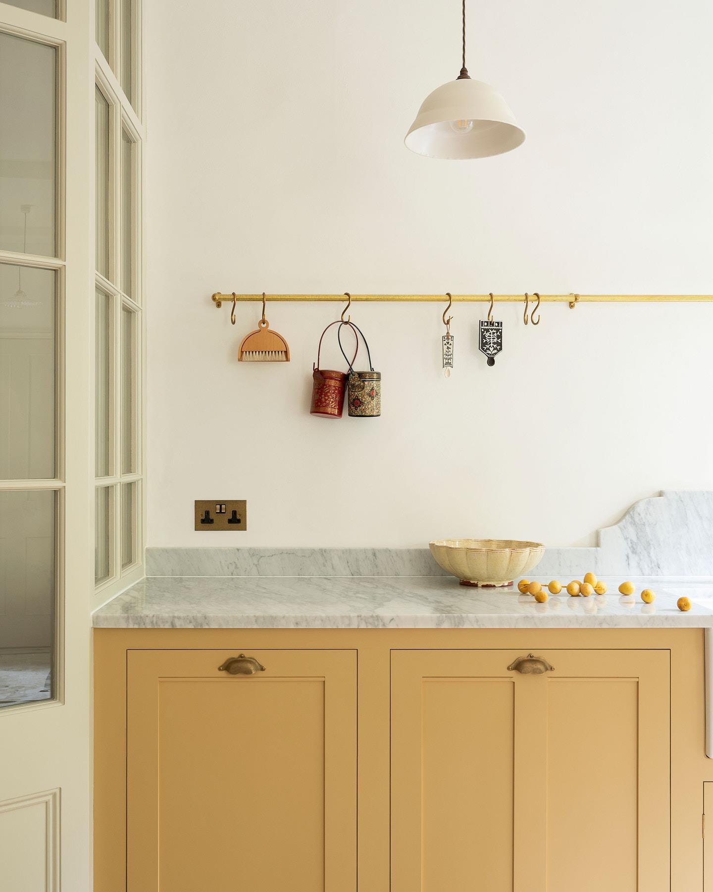 Aged Brass Hanging Rail - 2000mm rail with 3 brackets & 15 s hooks