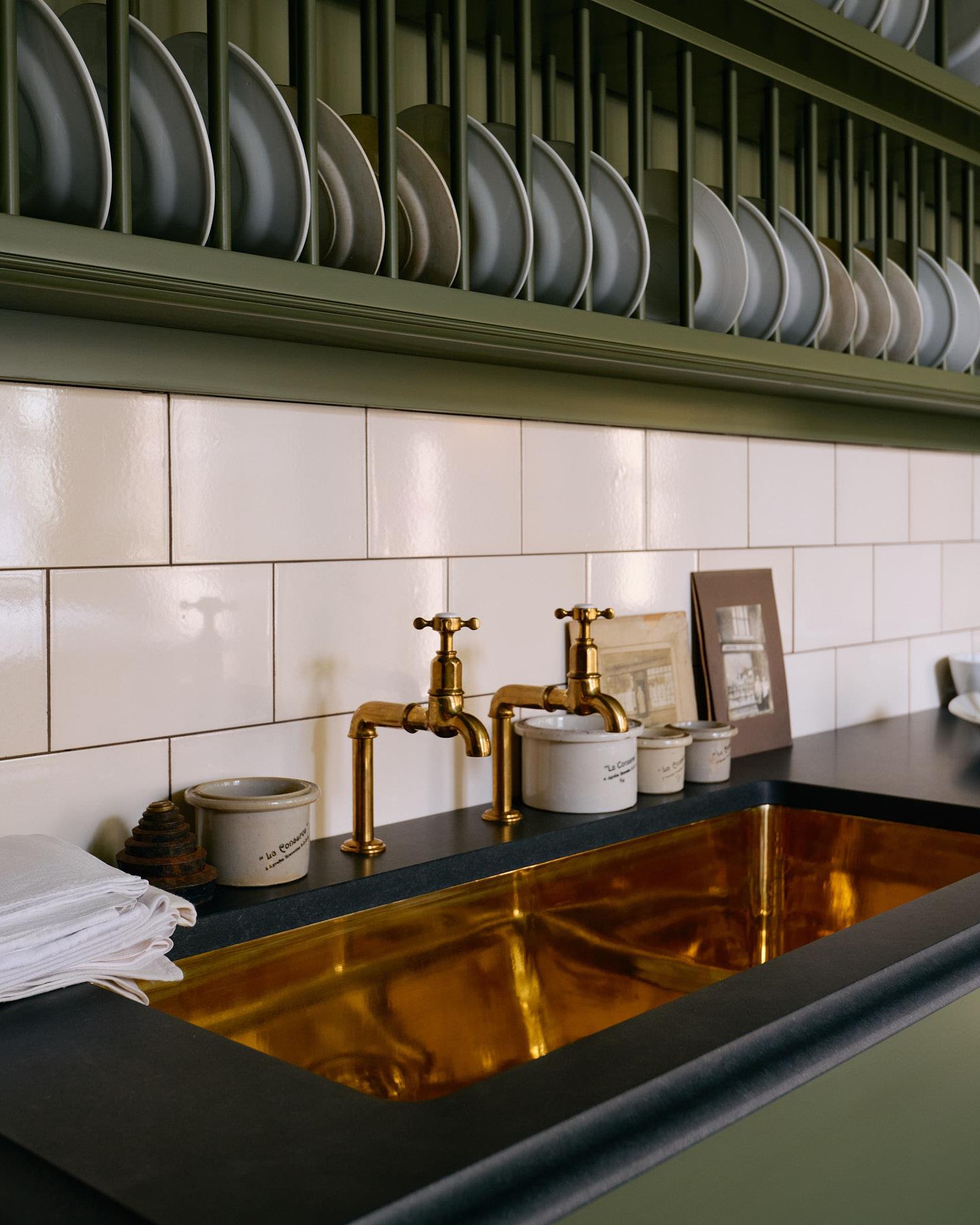 deVOL 1000 Single Polished Brass Sink