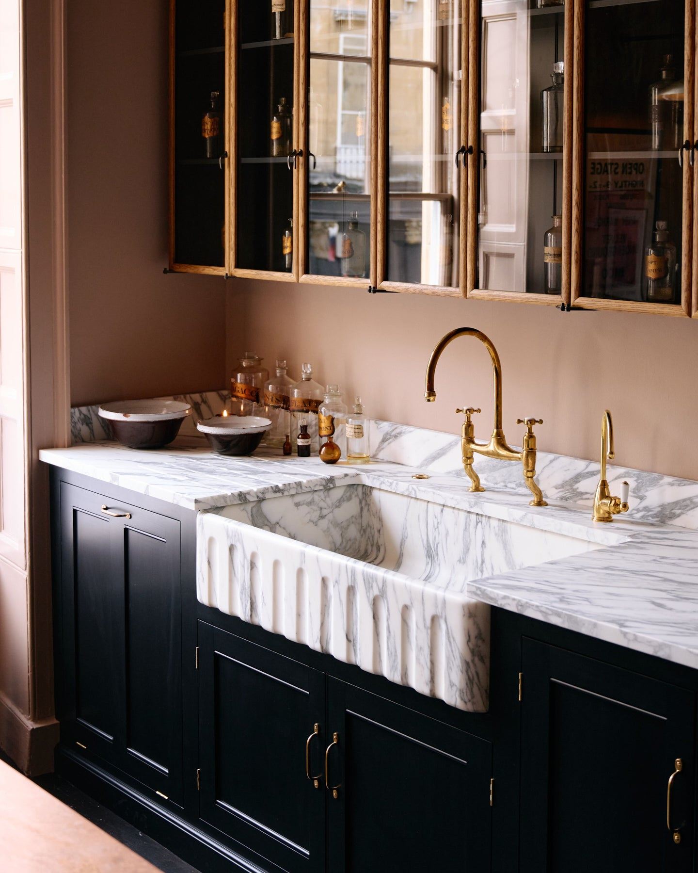 Tuscan Farmhouse 1000 Single Fluted Arabescato Marble Sink