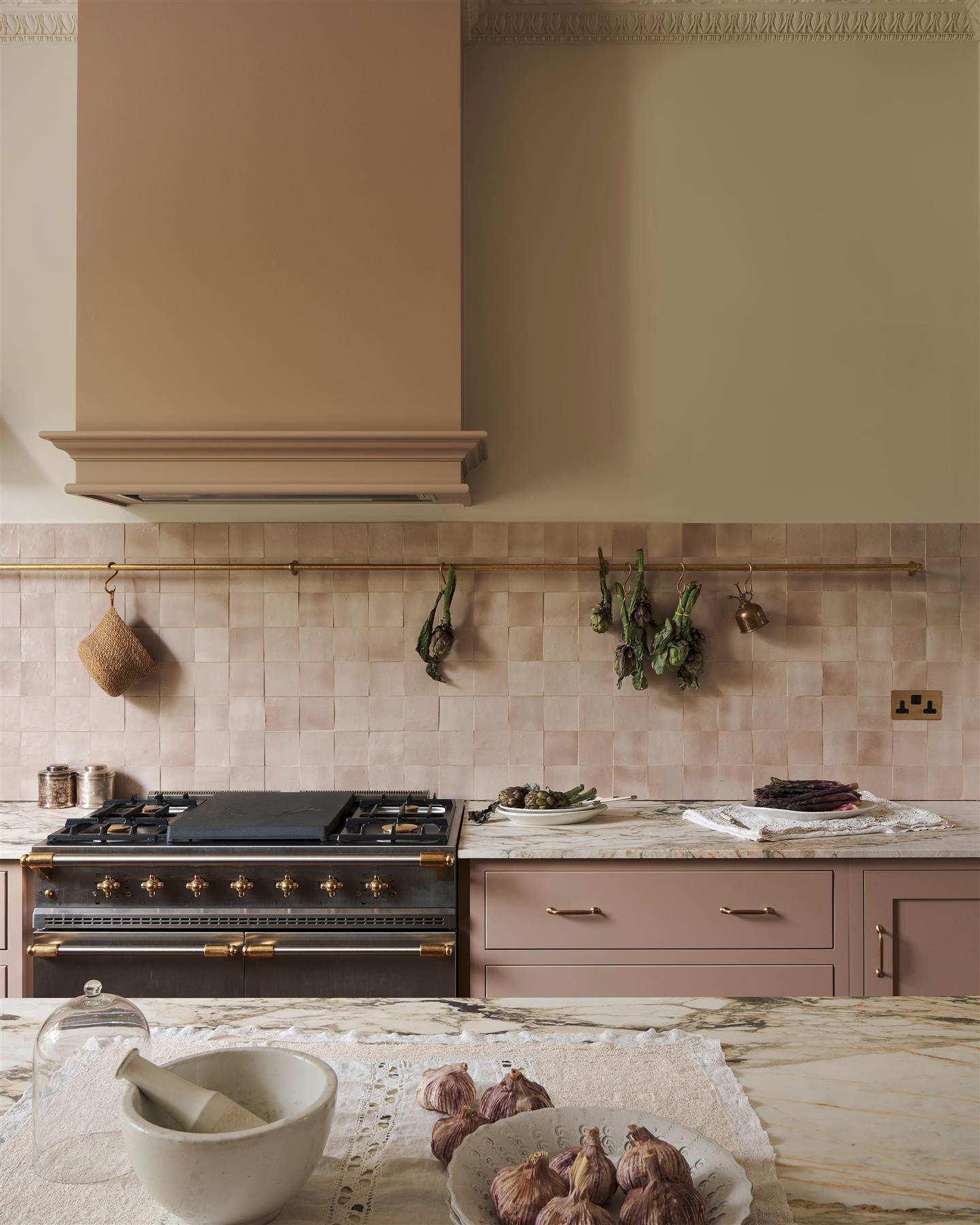 Aged Brass Hanging Rail - 900mm rail with 2 brackets & 5 s hooks
