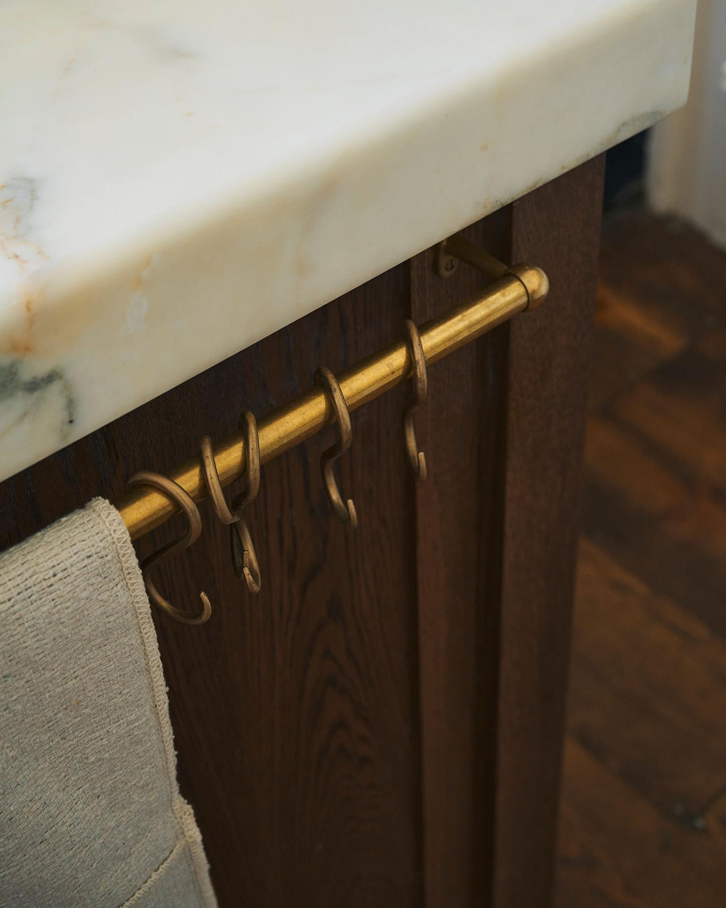 Aged Brass Hanging Rail - 3000mm rail with 4 brackets & 15 s hooks