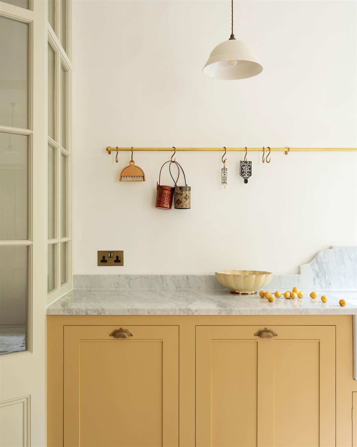 Aged Brass Hanging Rail - 900mm rail with 2 brackets & 5 s hooks