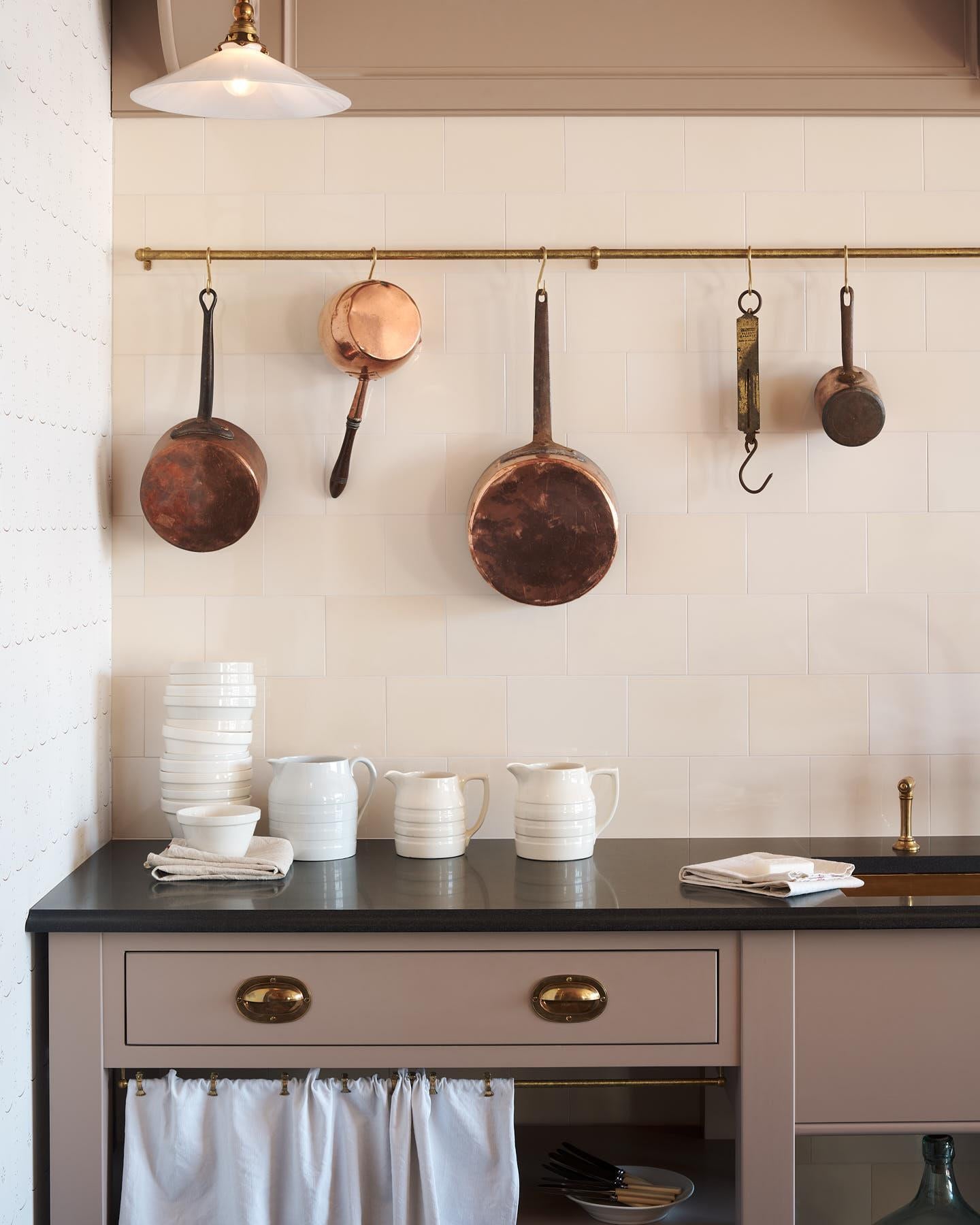 Aged Brass Hanging Rail - 900mm rail with 2 brackets & 5 s hooks