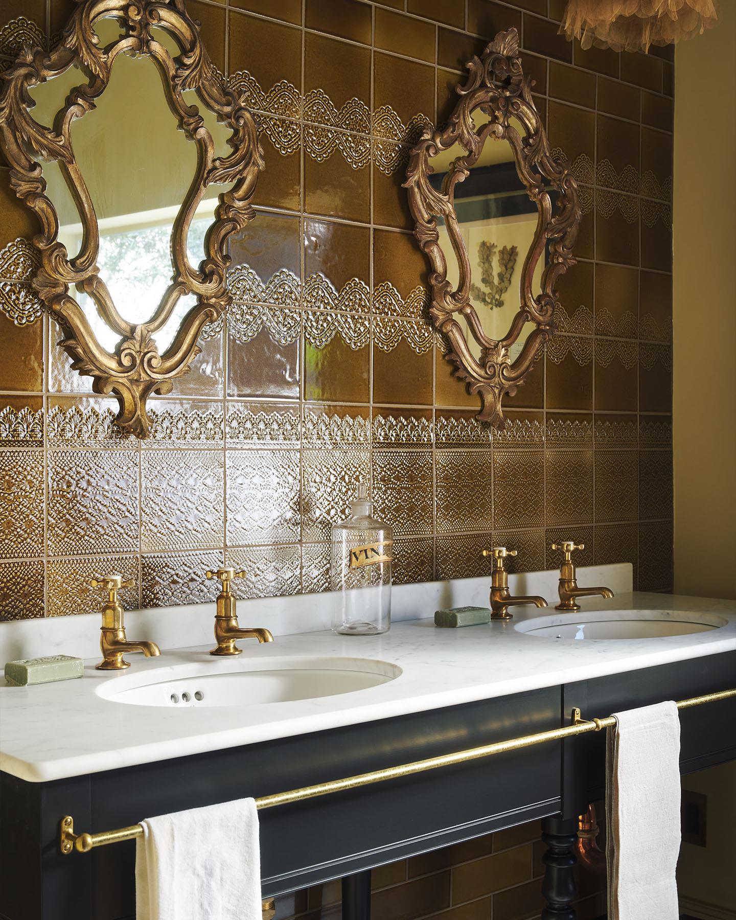 The Victorian Washstand with Pillar Taps - Twin, Printer's Black, Carrara Marble Worktop