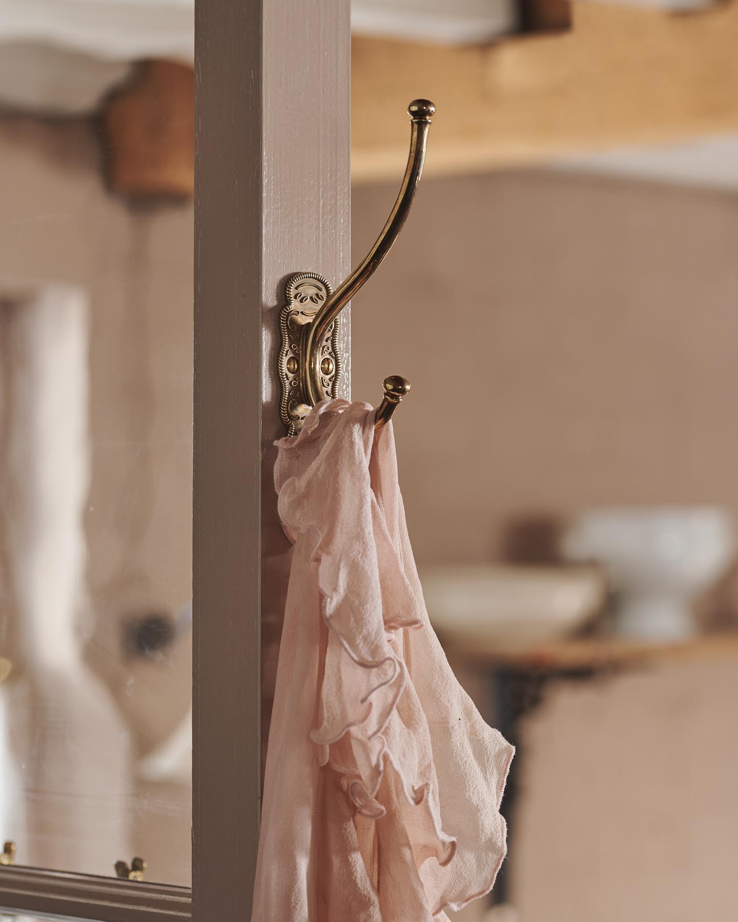 The Petite Parisian Café Hook
