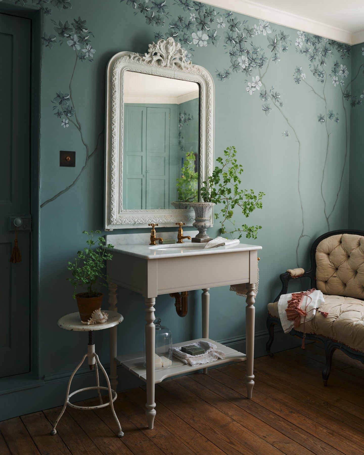 The Victorian Washstand with Pillar Taps - Small, Mushroom, No Worktop