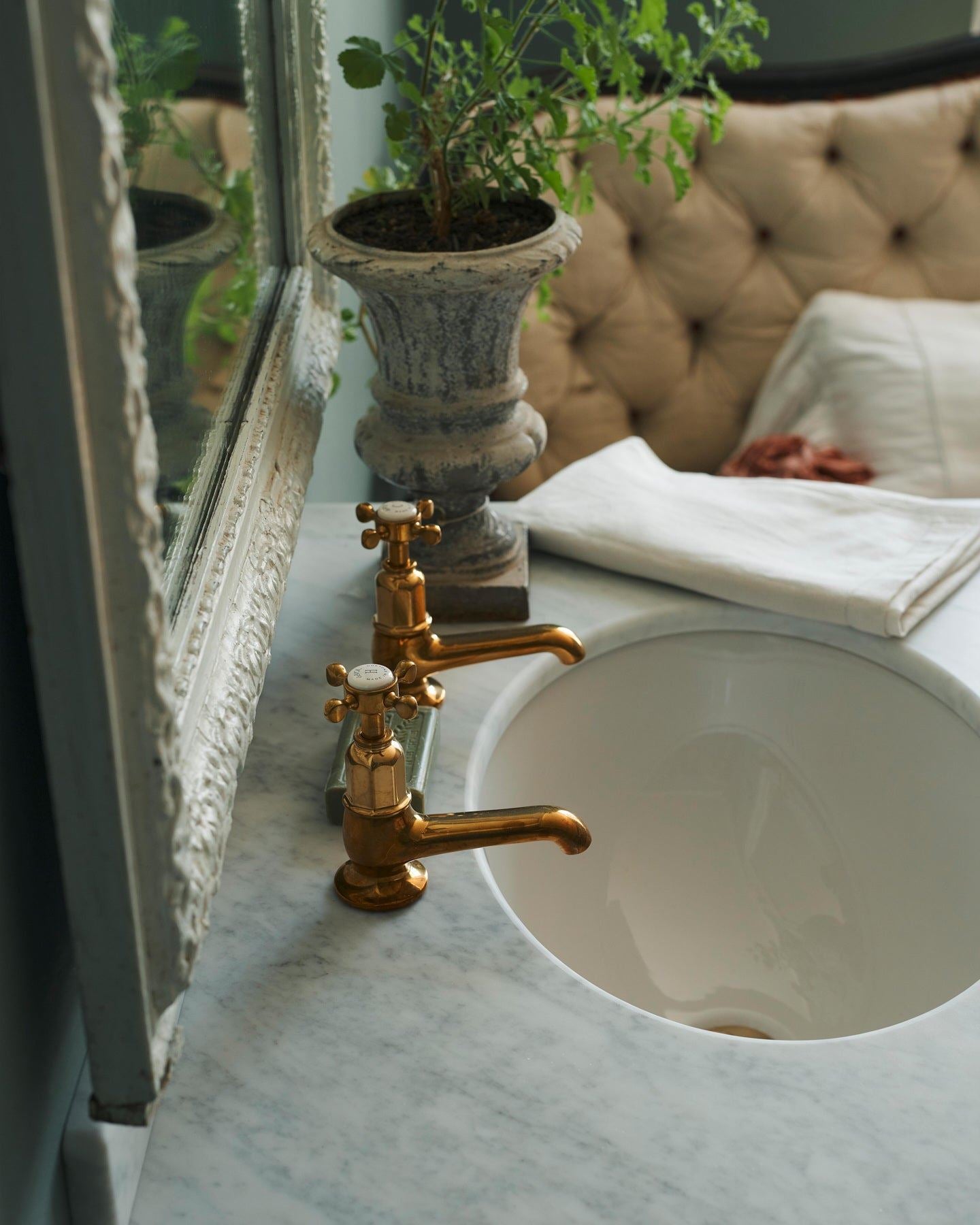The Victorian Washstand with Pillar Taps - Large, Mushroom, Carrara Marble Worktop