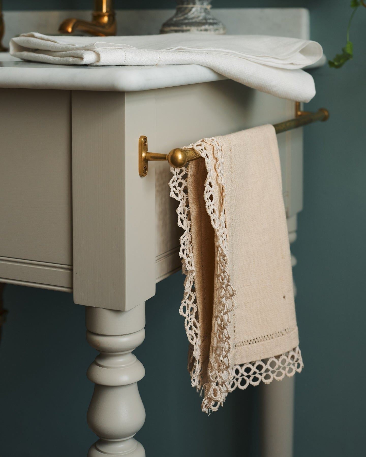 The Victorian Washstand with Pillar Taps - Small, Mushroom, No Worktop