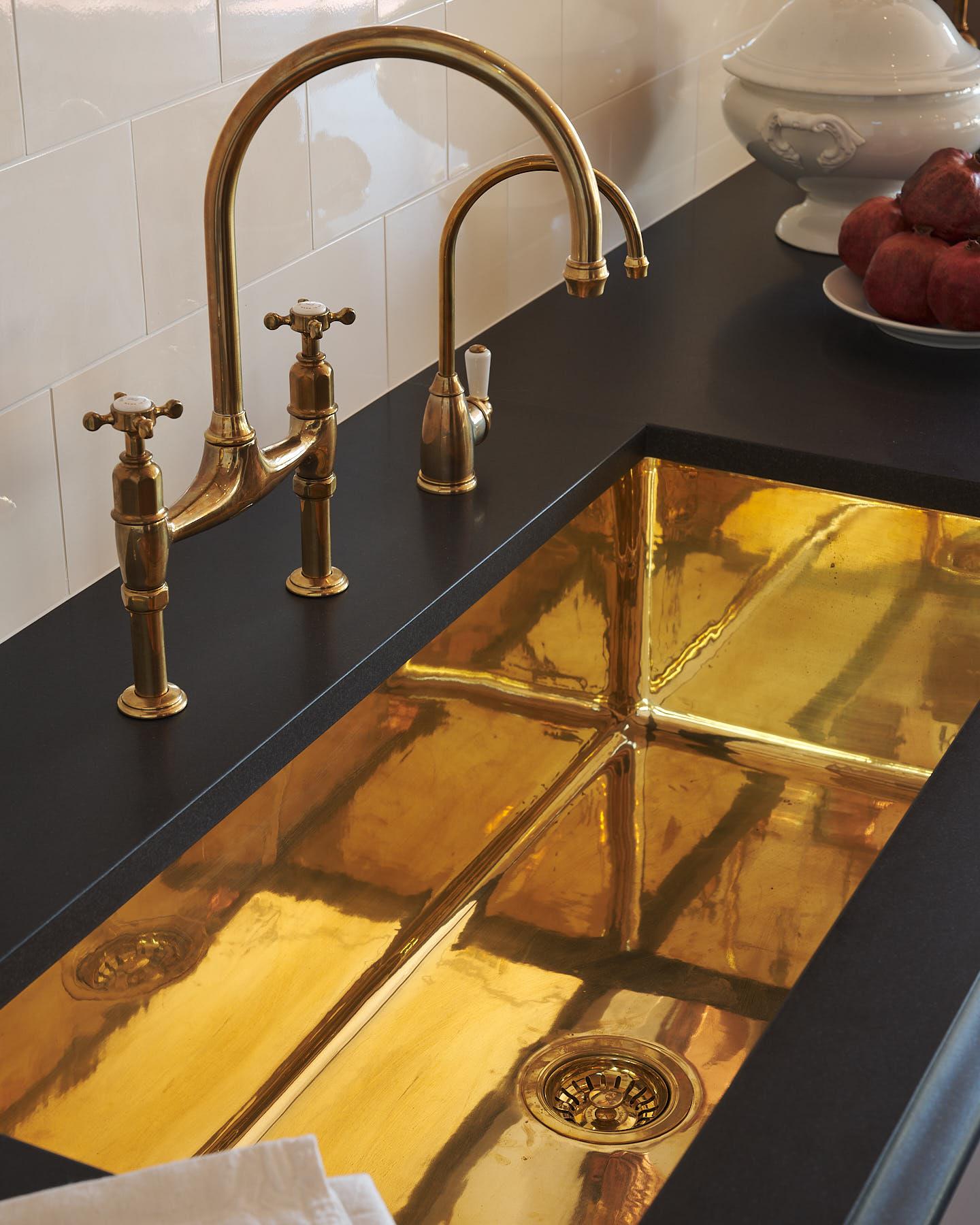 deVOL 1000 Single Polished Brass Sink
