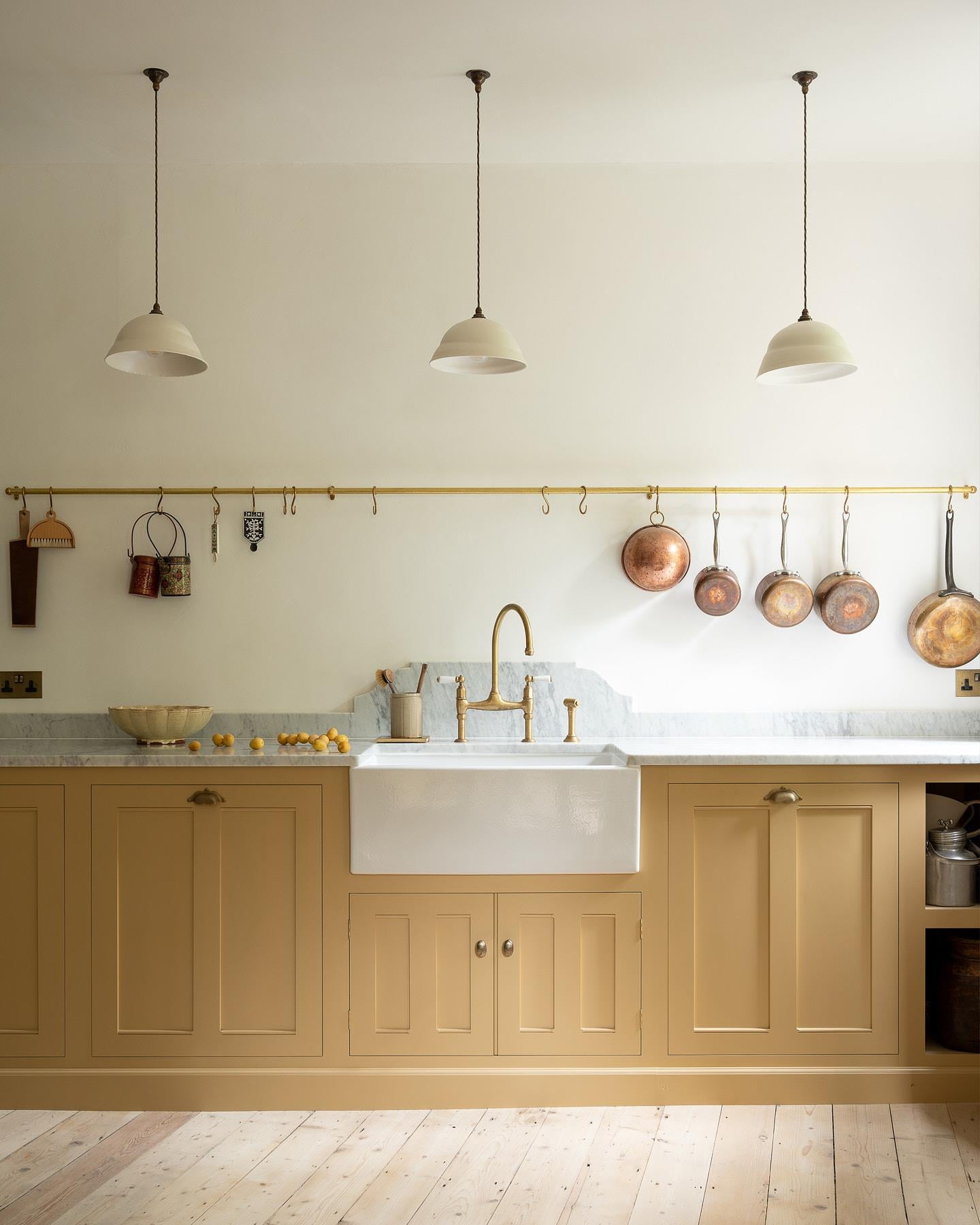 Aged Brass Hanging Rail - 3000mm rail with 4 brackets & 15 s hooks