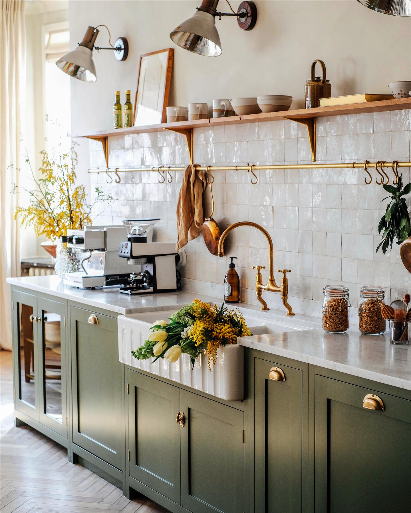 Aged Brass Hanging Rail - 900mm rail with 2 brackets & 5 s hooks