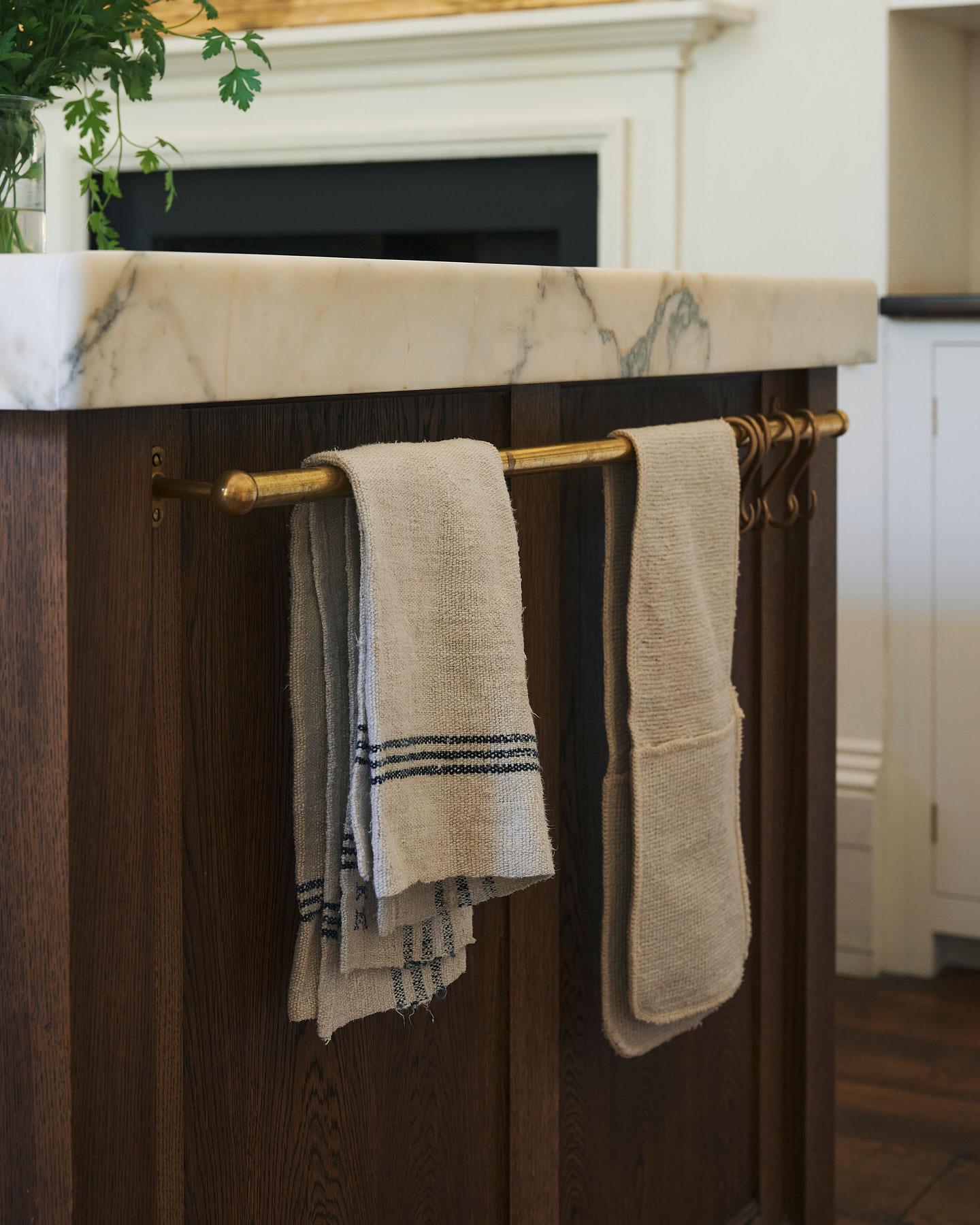 Aged Brass Hanging Rail - 3000mm rail with 4 brackets & 15 s hooks