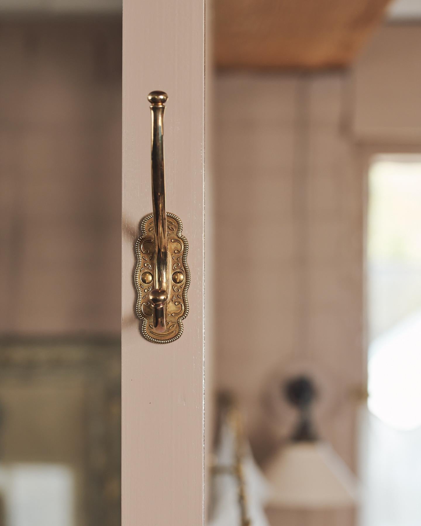 The Petite Parisian Café Hook