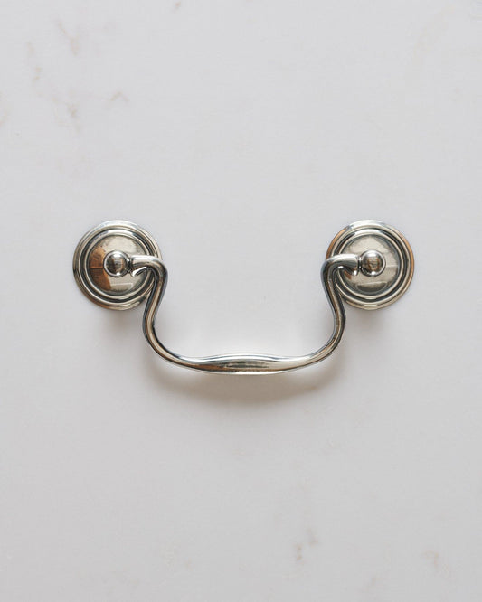 A Georgian-style swing handle for a kitchen cupboard or drawer in a tarnished 'Bella' silver finish.