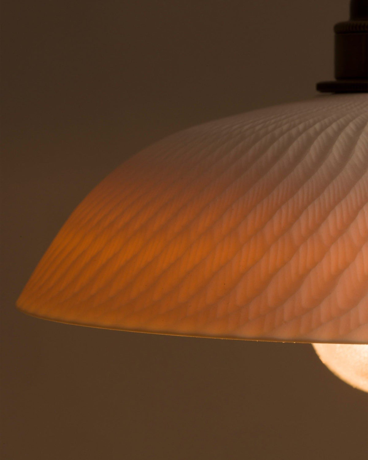 Small Chattered Skullcap Porcelain Plug-in Light TEST