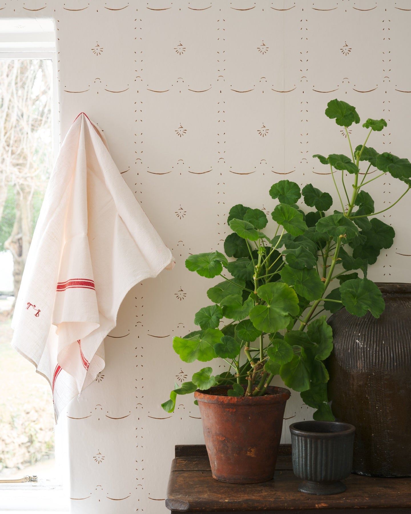 Grand Ditsy Delft Wallpaper in Sepia
