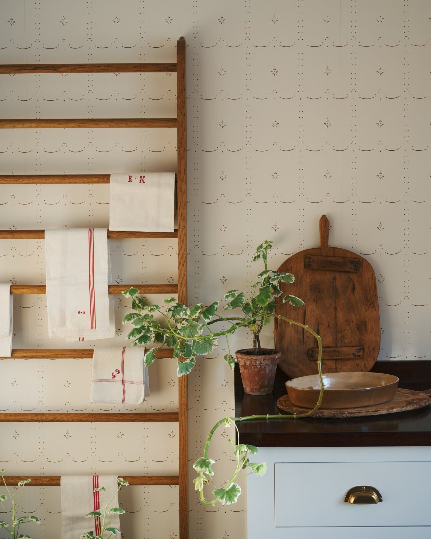 Grand Ditsy Delft Wallpaper in Sepia