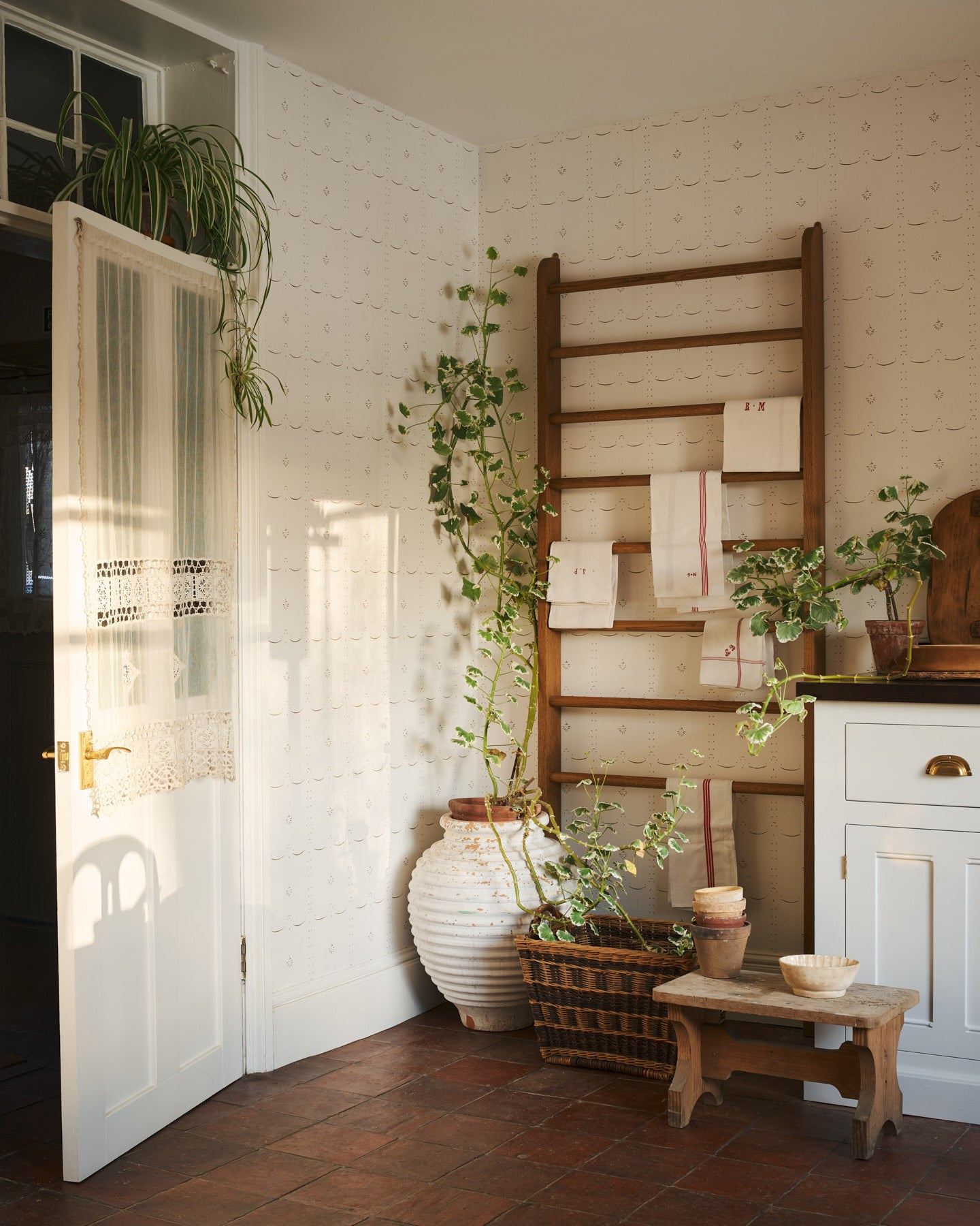 Grand Ditsy Delft Wallpaper in Sepia