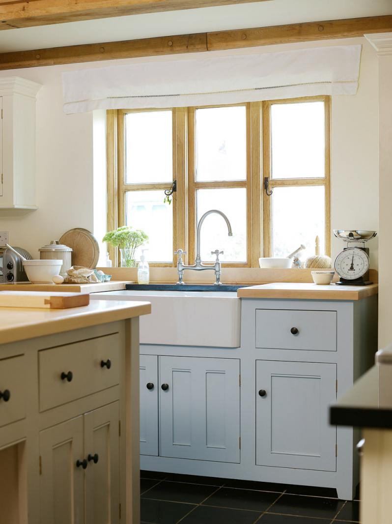 Beautiful English country bespoke kitchen by deVOL Kitchens. COME TOUR THESE Classic Traditional Kitchens to Inspire! #classic #countrykitchen #englishcountry #shaker #traditional #kitchendesign
