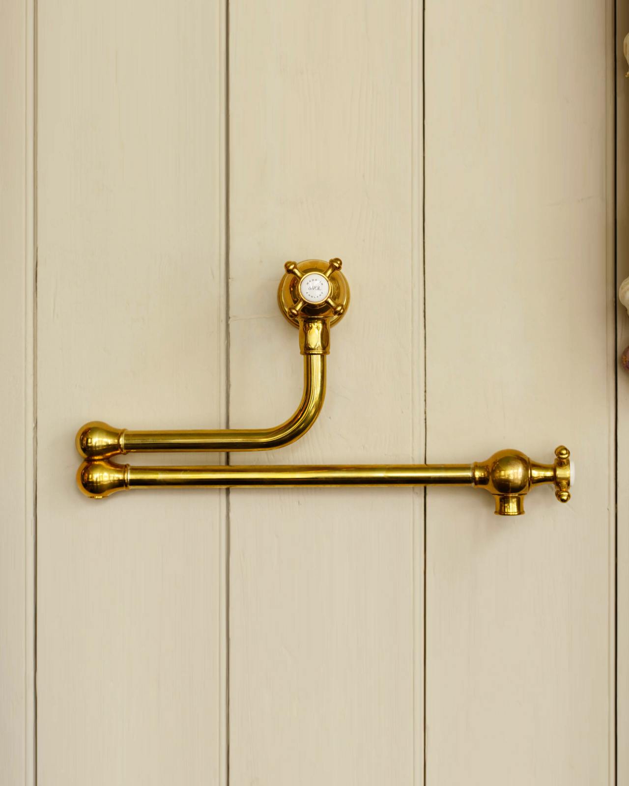 https://www.devolkitchens.co.uk/images/styles/kitchen_project_gallery_image_2x/public/Brass%20Pot%20Filler%20Tap%20-%20Portrait%2008_0.jpg?itok=lLwNmyl6