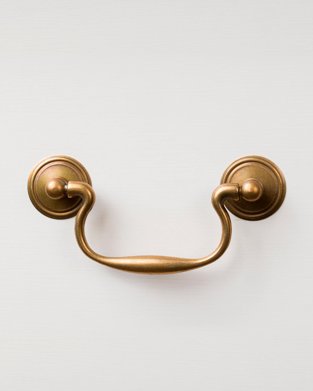 https://www.devolkitchens.co.uk/images/styles/kitchen_project_gallery_image_2x/public/Georgian_Pull_Handle_01.jpg?itok=eZ4LfxLL