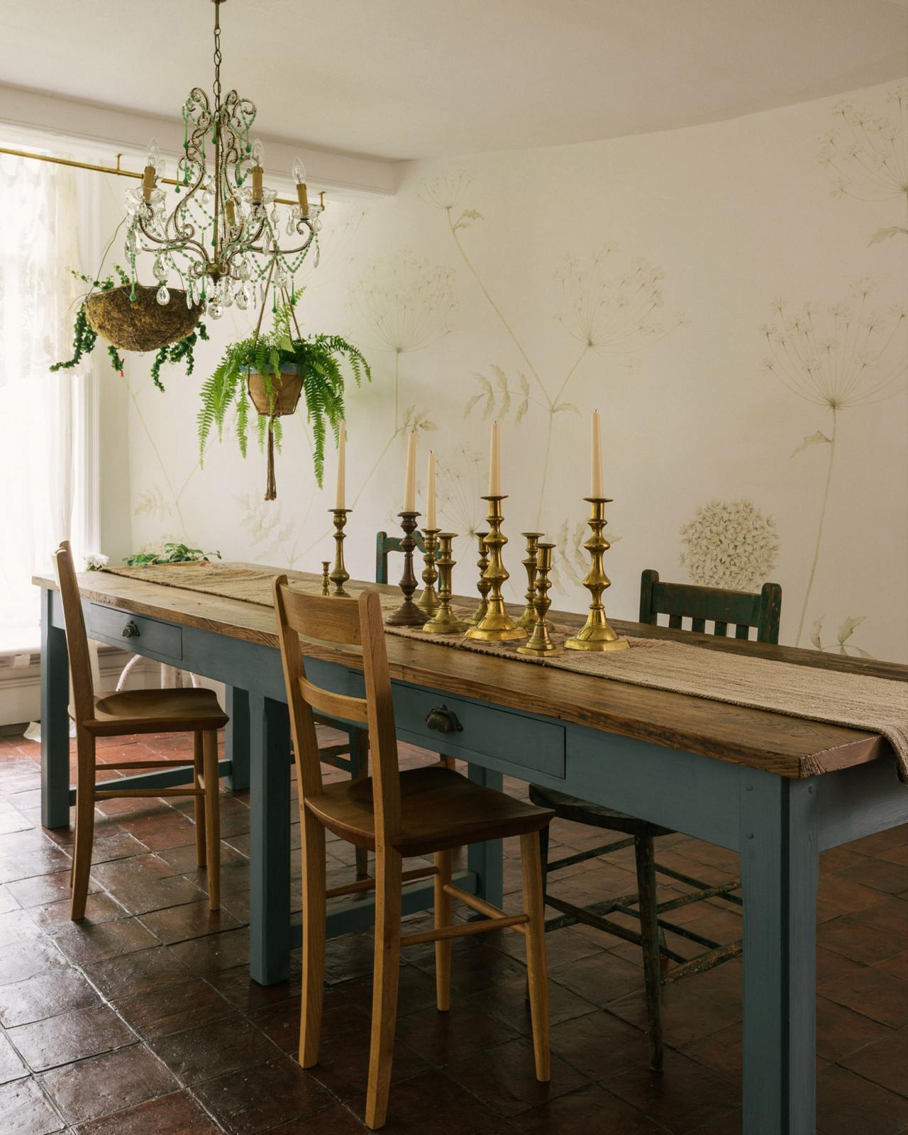 Kitchen table in kitchen discount