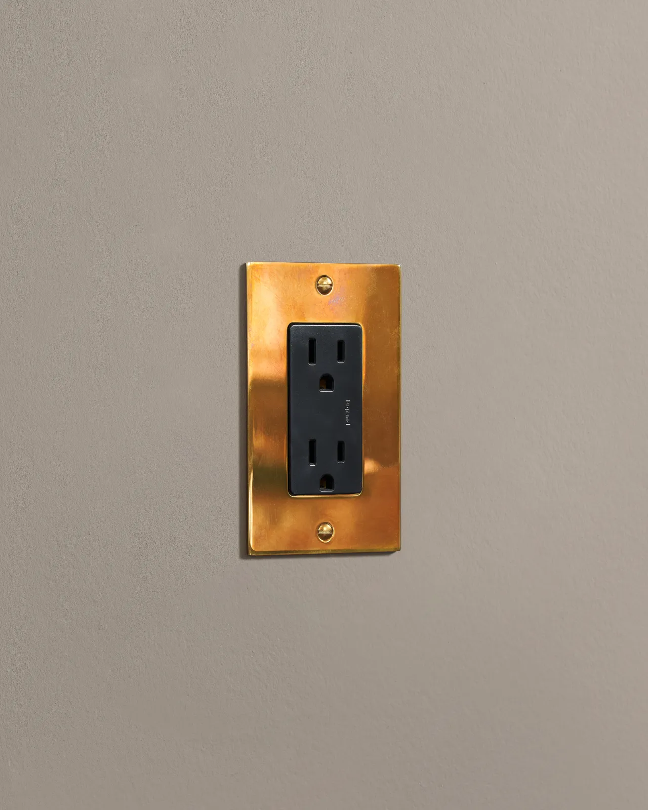 a side on shot of the standard outlet on an heirloom brass plate.