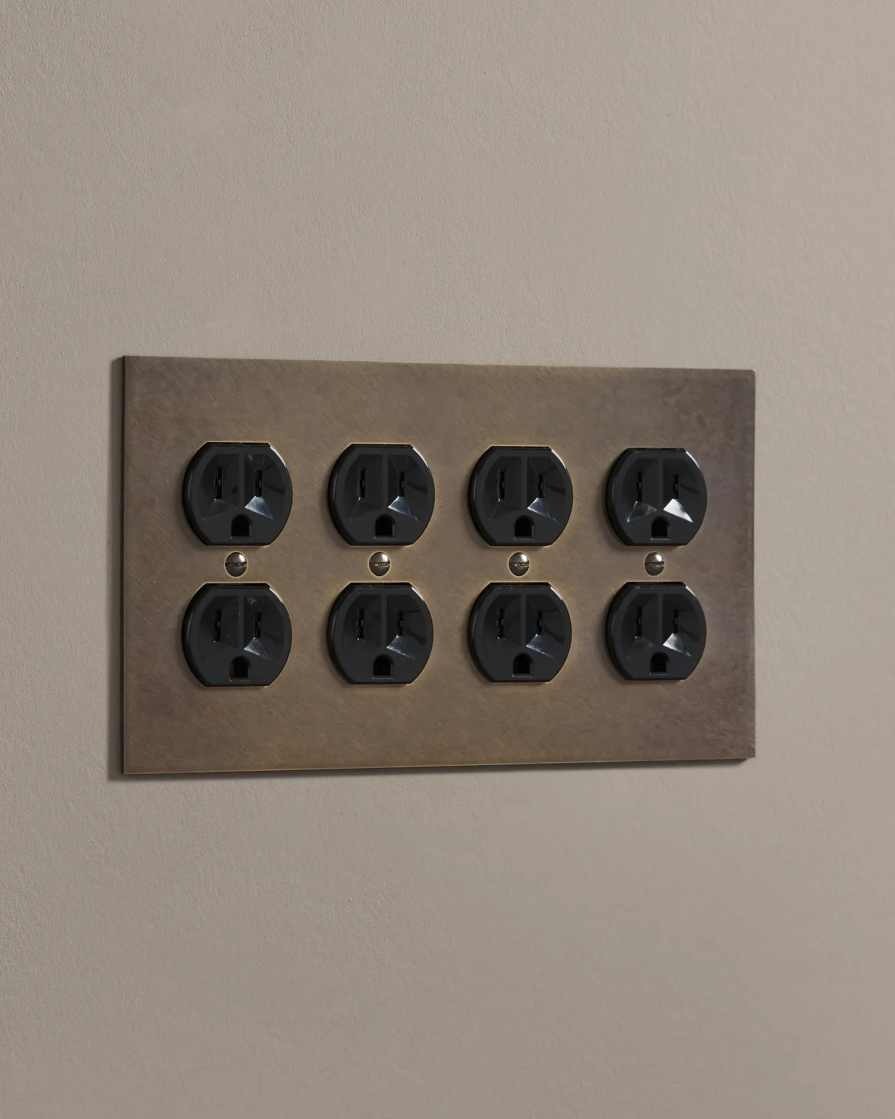 a side on shot of the duplex outlet on oxidised brass cover plate.