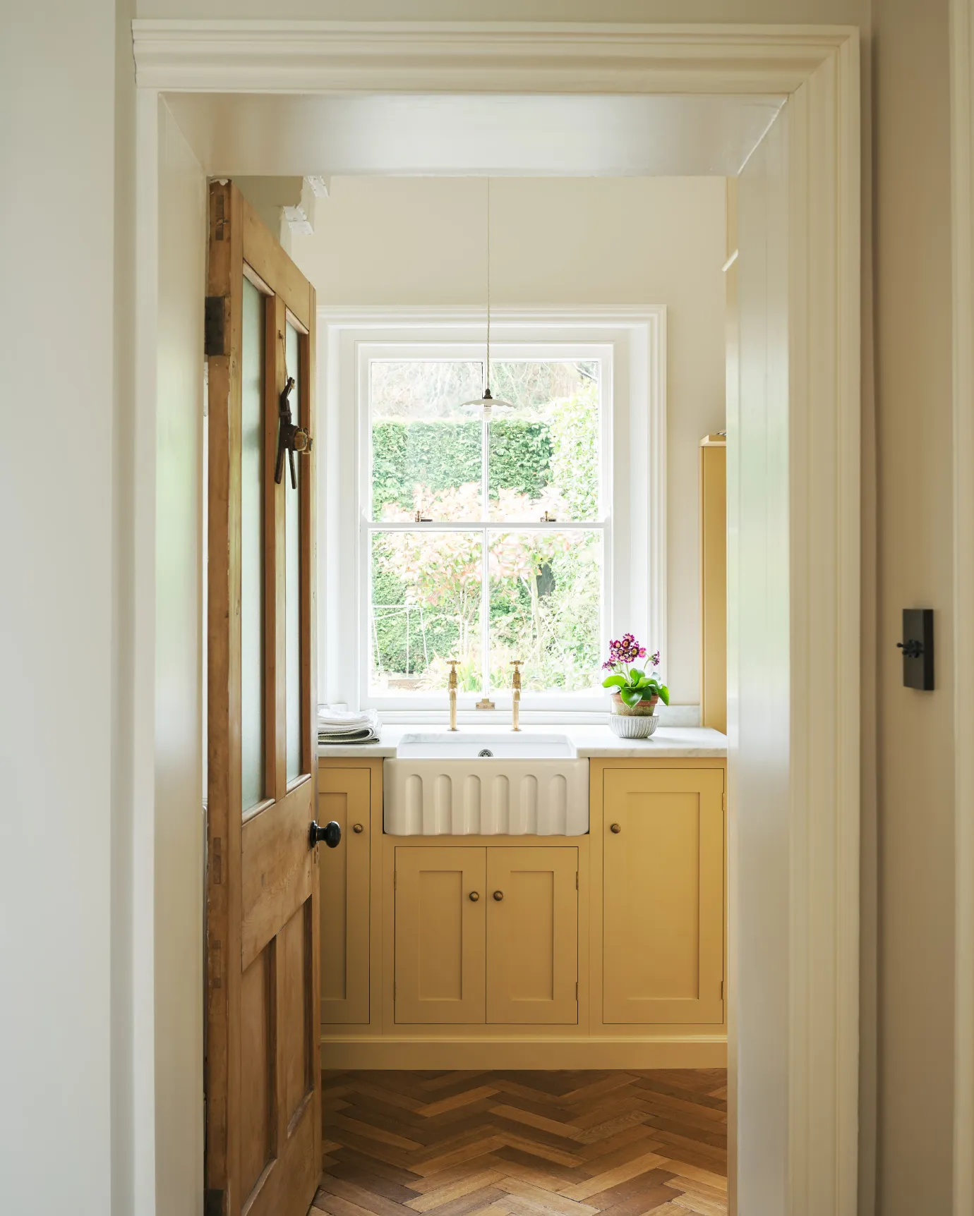 600mm fluted sink in a yellow kitchen